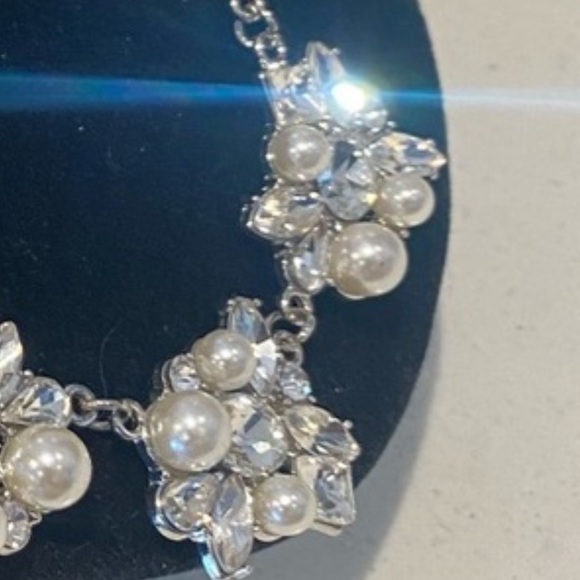 Elegant Silver Chain & Faux pearls and crystals Floral Necklace - Picture 5 of 7